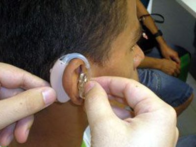 Estudantes com deficiência auditiva vão ter acesso à tecnologia do SUS