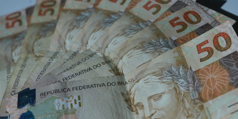 Brasileiros acreditam que inflação ficará em 5% nos próximos 12 meses