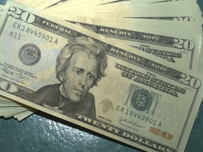 Dólar fecha próximo da estabilidade, mas volta a bater recorde Dólar fecha próximo da estabilidade, mas volta a bater recorde