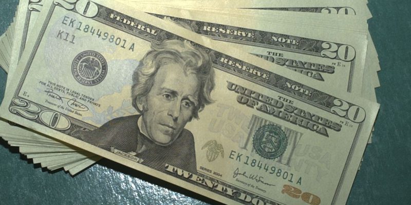 Dólar fecha próximo da estabilidade, mas volta a bater recorde