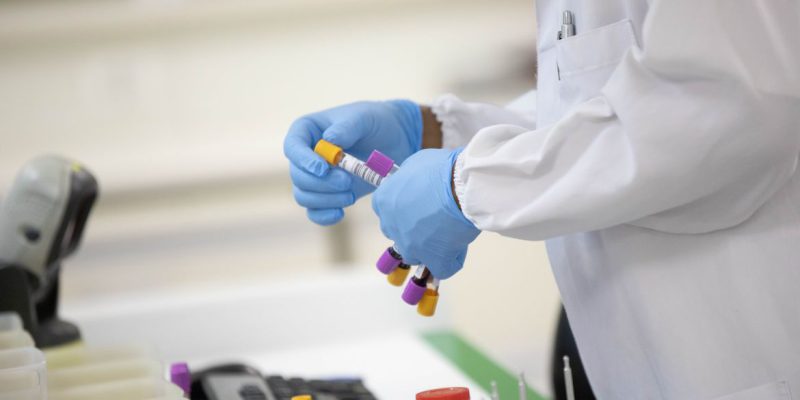 Dose de reforço para todos requer mais dados, diz infectologista