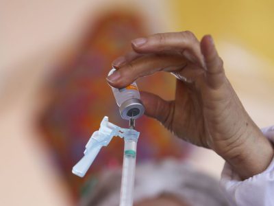 Covid-19: Rio aplica dose de reforço em idosos de 94 anos