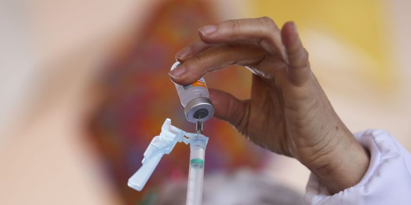 Covid-19: Rio aplica dose de reforço em idosos de 94 anos