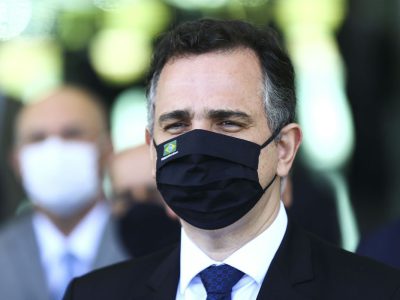 Presidente do Senado diz que “democracia é inegociável”