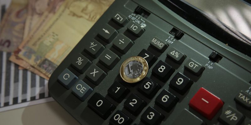 Reajuste salarial fica abaixo da inflação em agosto