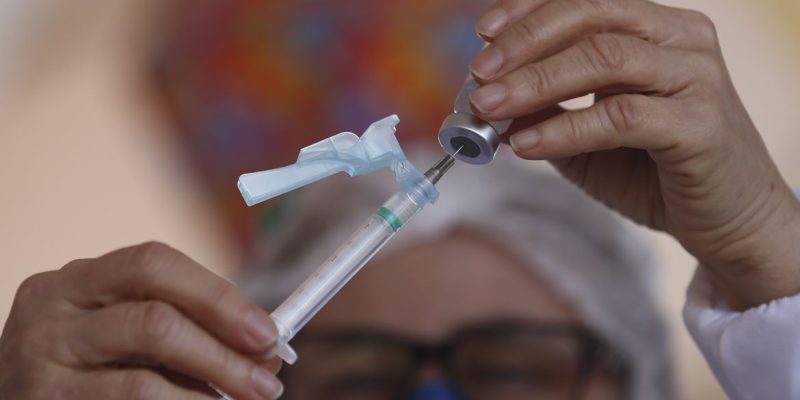 Covid-19: vacinação no Rio de Janeiro continua com reforço para idosos