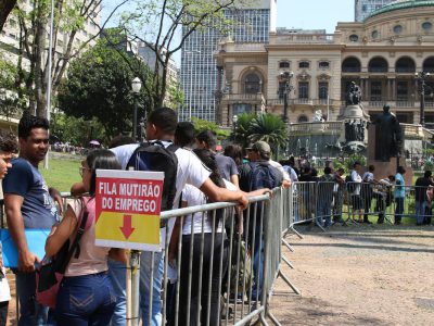 IBGE: desemprego cai 1,6% e atinge em 12,6% no primeiro trimestre