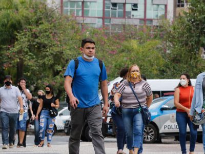 Covid-19: Brasil registra 22,1 milhões de casos e 615,6 mil mortes