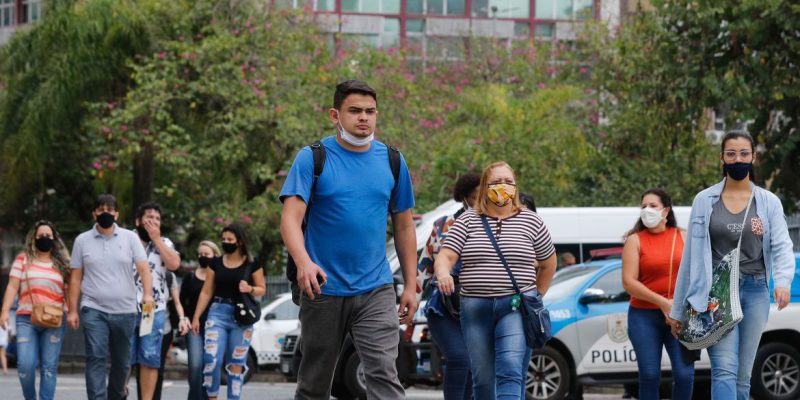 Covid-19: Brasil registra 22,1 milhões de casos e 615,6 mil mortes