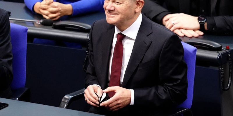 Olaf Scholz é eleito chanceler pelo Parlamento alemão