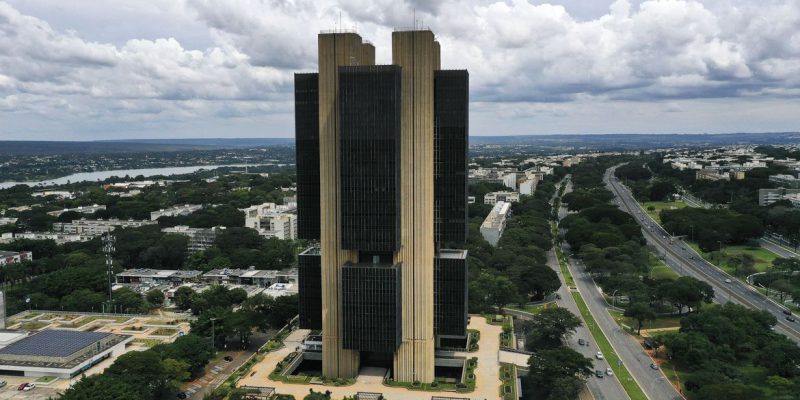 Pandemia e crise hídrica fizeram inflação estourar meta, diz BC
