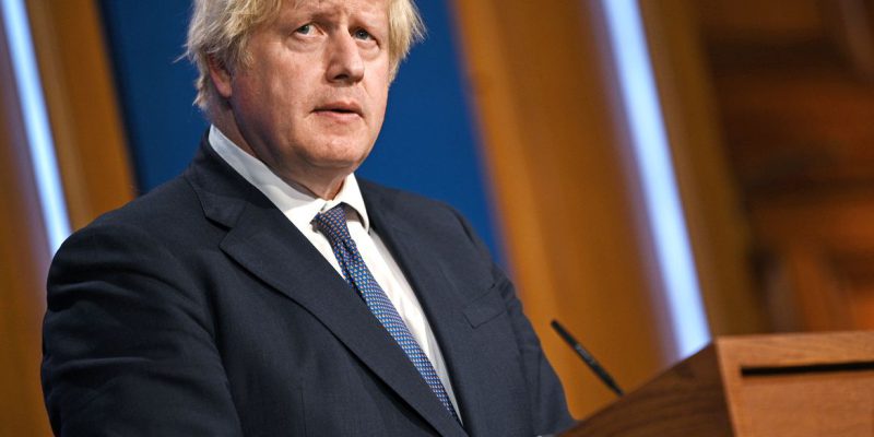 Premiê britânico admite que participou de festa e pede desculpas