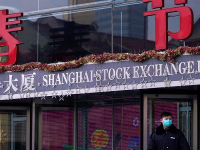 Economia da China se retrai com lockdowns sobre fábricas e varejistas