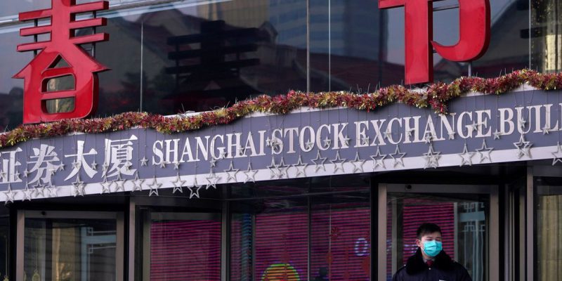 Economia da China se retrai com lockdowns sobre fábricas e varejistas