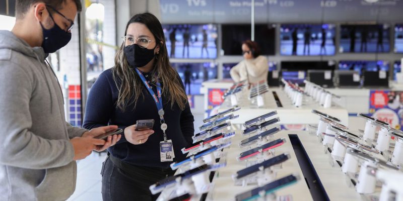Confiança do consumidor cai 3,1 pontos em maio, diz FGV