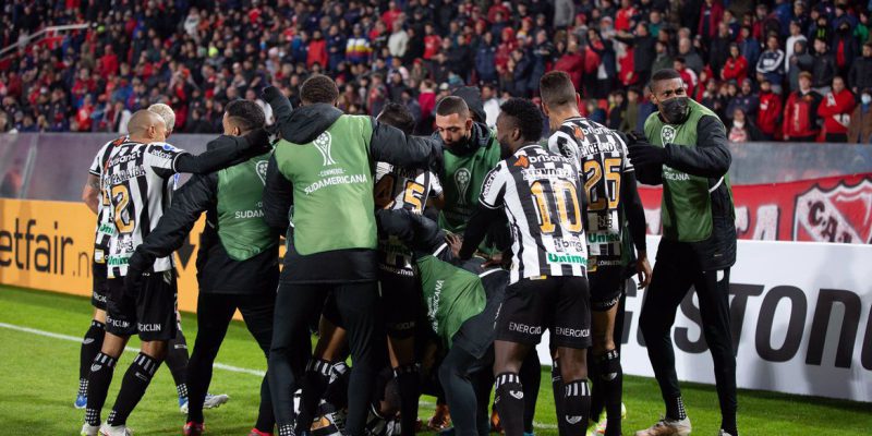 Com gols de Lindoso e Mendoza, Ceará vence Independiente