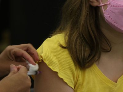 Rio inicia aplicação de dose de reforço em adolescentes na segunda