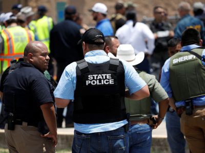 Biden visita escola enlutada em Uvalde e ouve apelos da comunidade