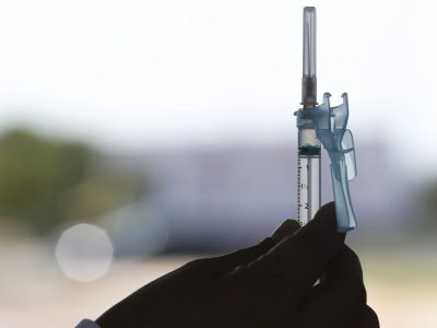 Covid-19: Rio inicia segunda dose de reforço em pessoas com 50 anos