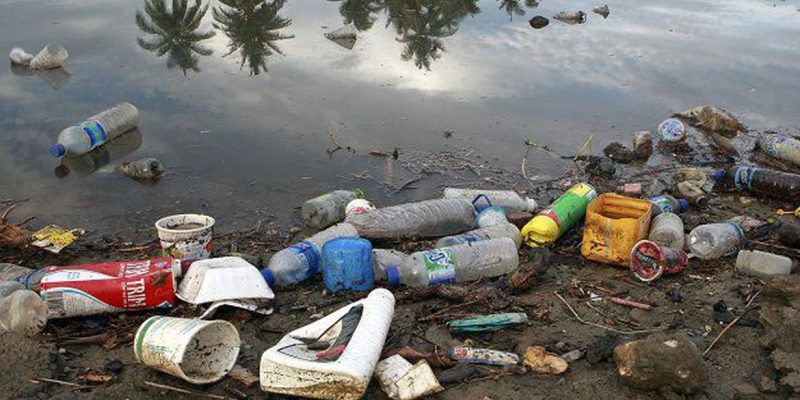 UFRJ busca solução sustentável para lixo flutuante no Fundão