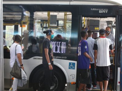 Gasolina mais cara faz pessoas trocarem carro por ônibus, prova estudo Gasolina mais cara faz pessoas trocarem carro por ônibus, prova estudo