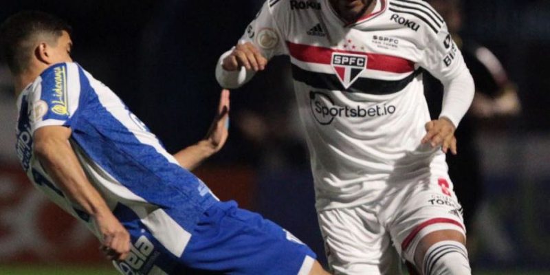 São Paulo perde pênalti e chance de liderança em empate com o Avaí