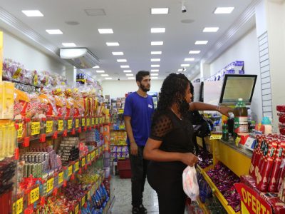 Comércio varejista cresce 0,9% em abril