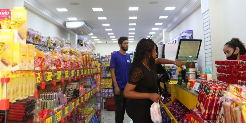 Comércio varejista cresce 0,9% em abril