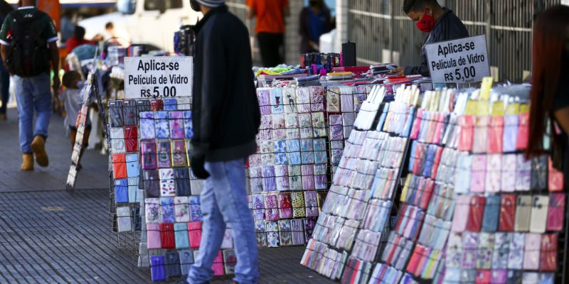 Rendimento dos brasileiros é o menor desde 2012, aponta IBGE