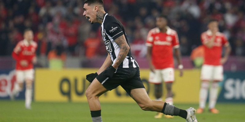 Botafogo arranca vitória sobre o Internacional no Brasileiro