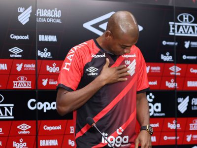 Athletico-PR apresenta oficialmente o volante Fernandinho