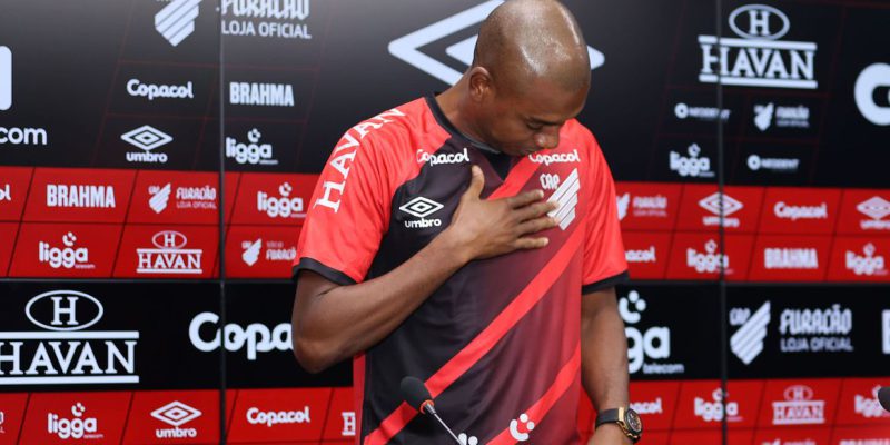Athletico-PR apresenta oficialmente o volante Fernandinho