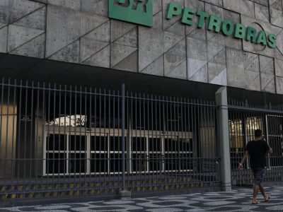 Petrobras reinicia processo de venda de três refinarias