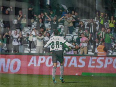 Coritiba derrota Fortaleza com gol nos acréscimos
