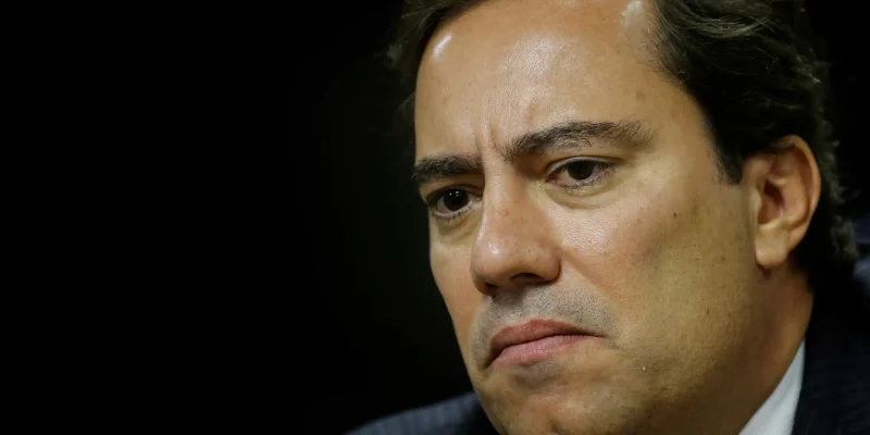 MP pede investigação para apurar acúmulo de cargos de Pedro Guimarães na Caixa