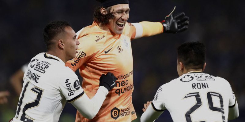 Corinthians supera Boca nos pênaltis e segue vivo na Libertadores