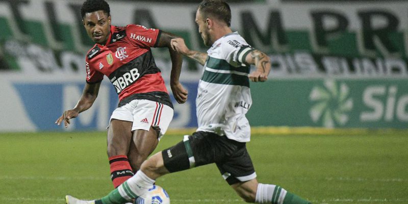 Flamengo e Coritiba jogam em Brasília de olho no G6 do Brasileirão