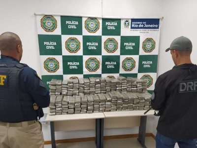 Polícia apreende 250 quilos de maconha em Angra dos Reis Polícia apreende 250 quilos de maconha em Angra dos Reis