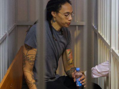 Após prisão de Griner, Rússia avalia discutir troca de prisioneiros