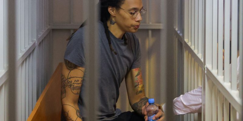 Após prisão de Griner, Rússia avalia discutir troca de prisioneiros