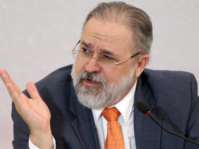 Aras se reúne com ministro da Defesa e comandantes da Forças Armadas
