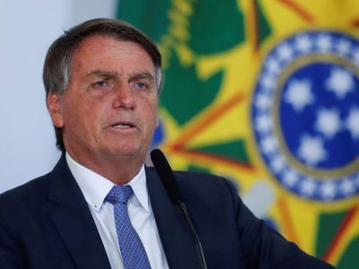 Bolsonaro sanciona lei que obriga planos de saúde a cobrirem tratamentos fora do rol da ANS