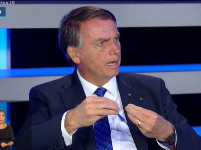 Bolsonaro diz que não houve atraso na vacinação contra covid-19