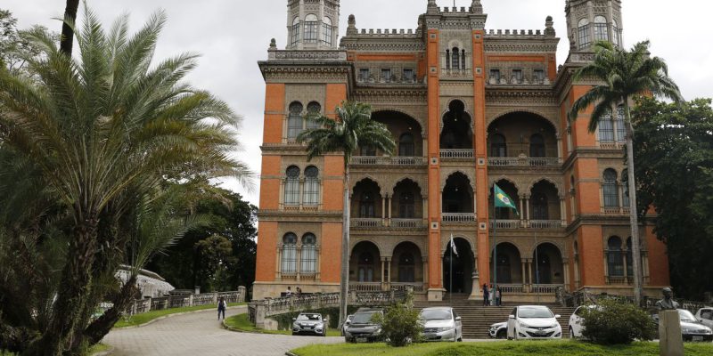 Média móvel de mortes se mantém no menor patamar da pandemia