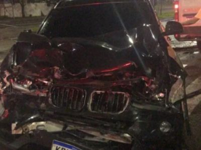 BMW de cantor fica destruída após acidente; seguro especializado amenizaria danos