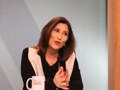 Beth Goulart marca presença no Sem Censura desta segunda