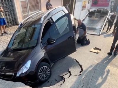 Carro é “engolido” por asfalto e motorista recebe suporte do seguro