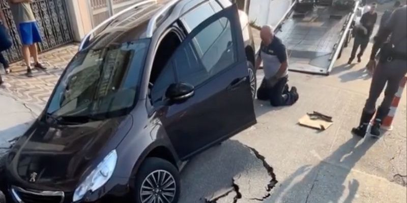 Carro é “engolido” por asfalto e motorista recebe suporte do seguro