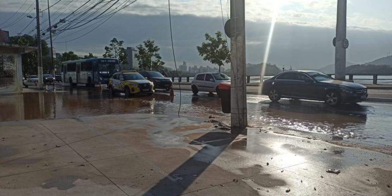 Vazamento na Beira-Mar deixa bairros sem água na Grande Vitória. Veja a lista