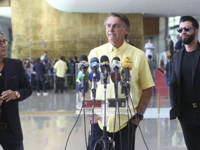 Bolsonaro recebe apoio de ex-senadores e cantores sertanejos